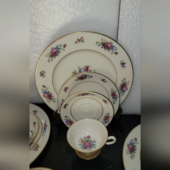 1930s REAR LENOX ROSE 20 PIECES Dinnerware Set WITH PURPLE LENOX STAMPED REAR - Picture 2 of 14